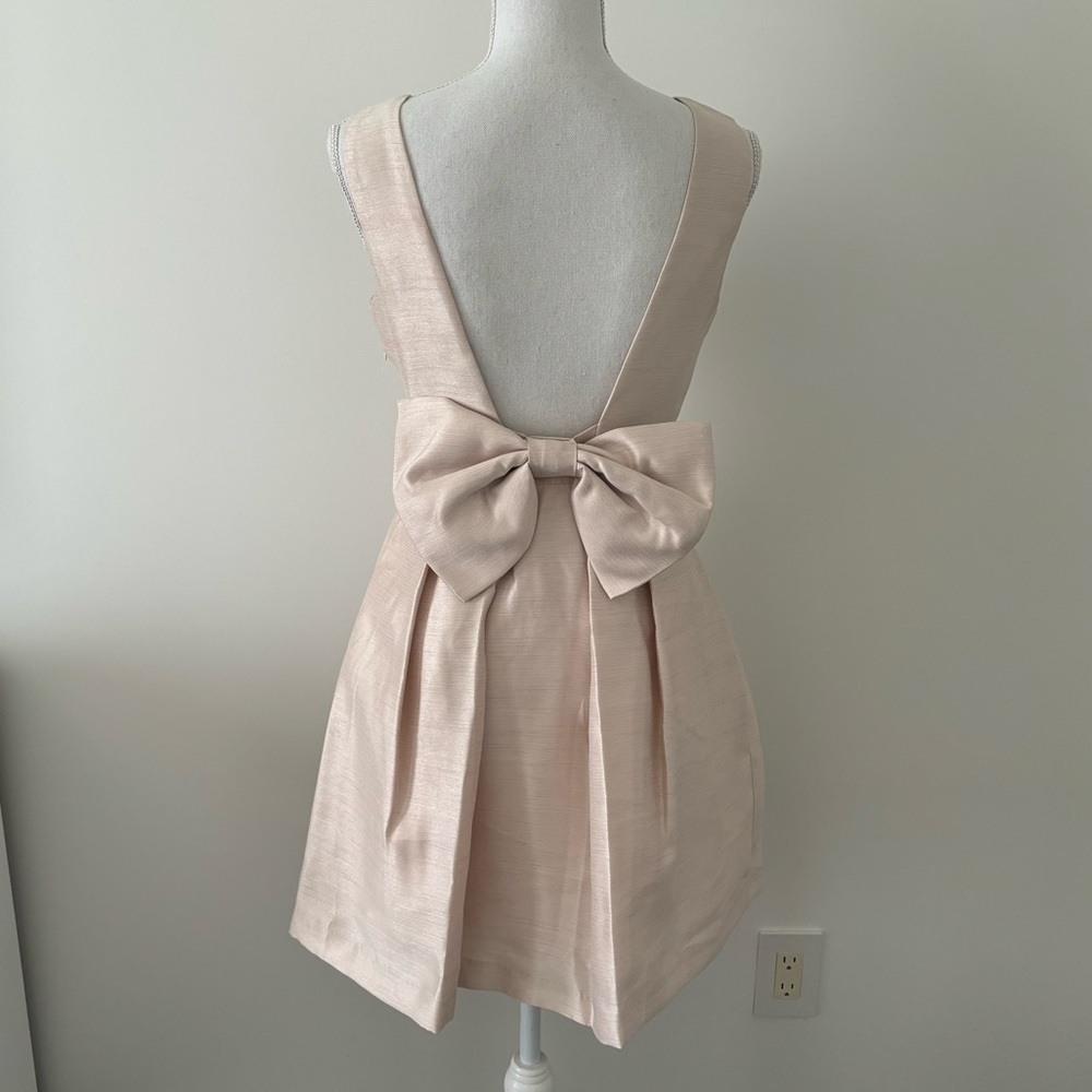 Elegant Cream Sleeveless Dress with Bow